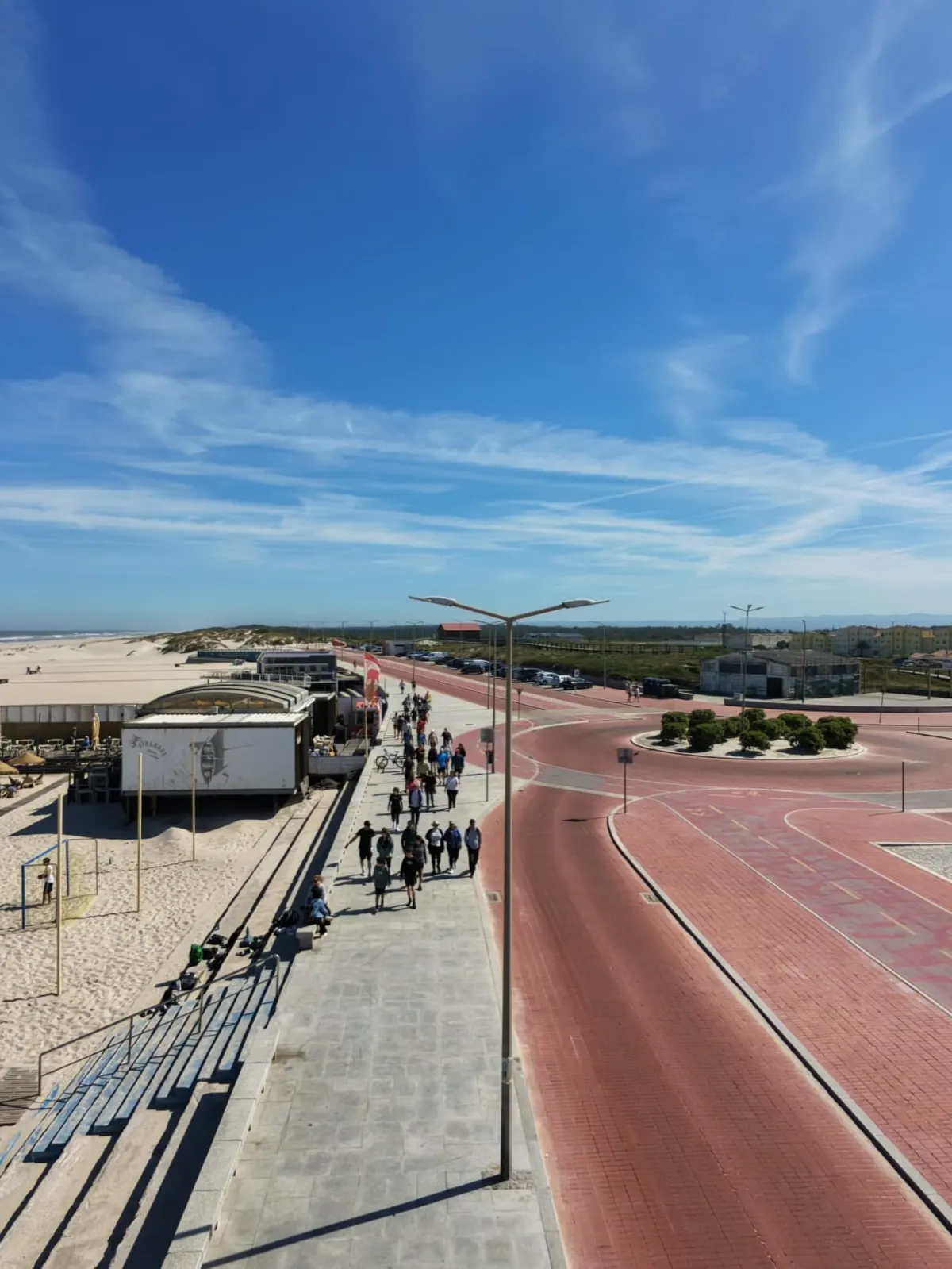 Participantes da 4.ª caminhada de aniversário a caminhar junto à praia