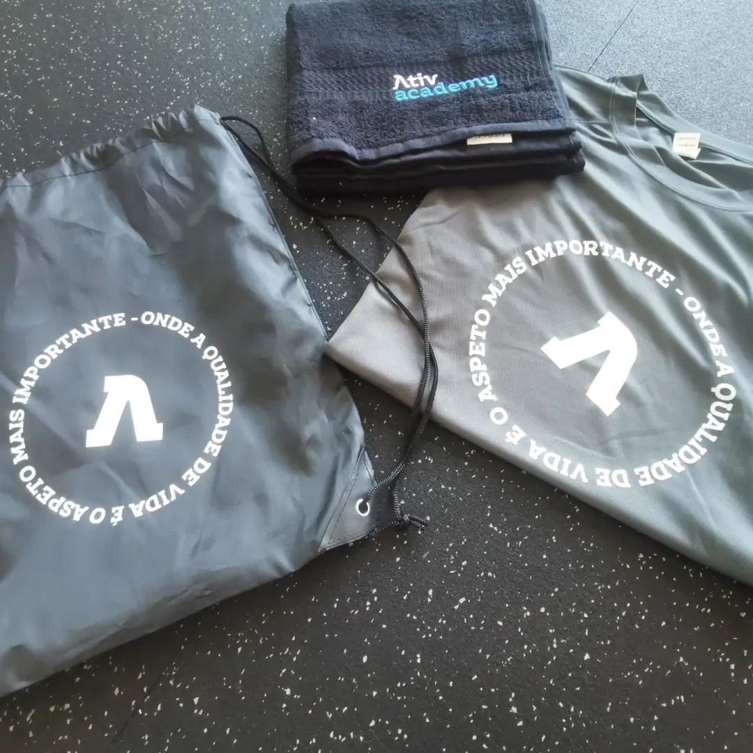 Kit de treino da Ativ Academy: t-shirt, mochila e toalha com o símbolo