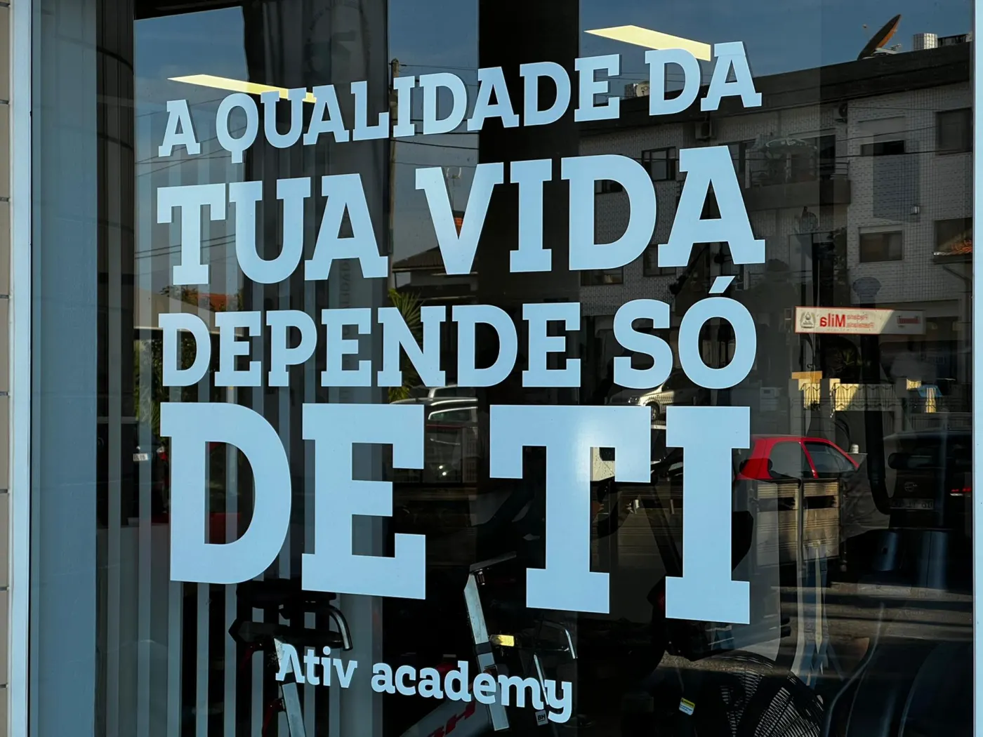 Montra do estúdio com a frase A qualidade da tua vida depende só de ti