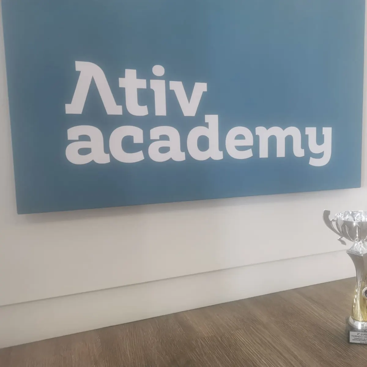 Logótipo da Ativ Academy na parede do estúdio